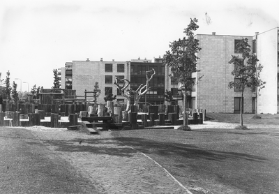 502978 Gezicht op de speelplaats bij de experimentele woningen aan de Sao Paulodreef te Utrecht.